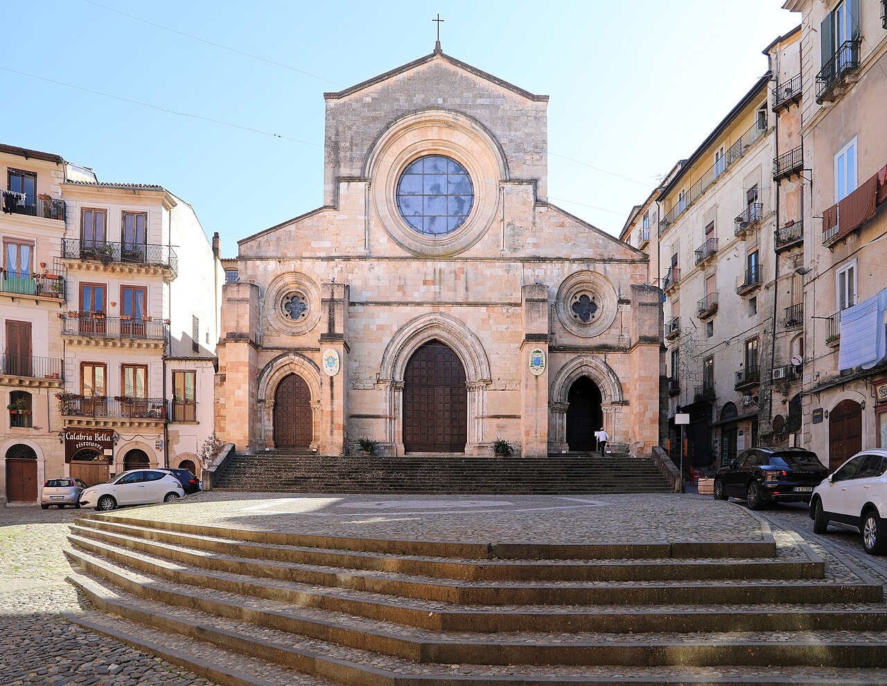 La facciata del duomo di Cosenza